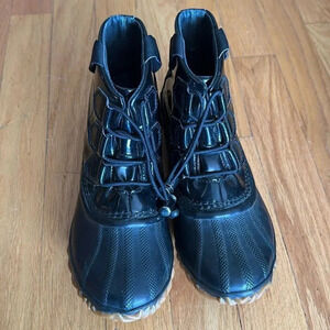 Sorel 6 Out and About black patent rubber winter boot great pre owned condition